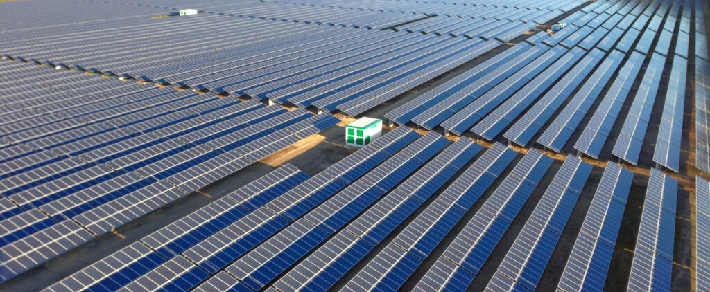 Großes Feld mit sehr vielen Solaranlagen 