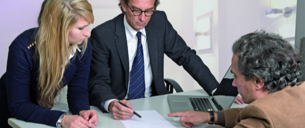 Drei Mitarbeiter besprechen sich zu einem Bau einer Solaranlage 